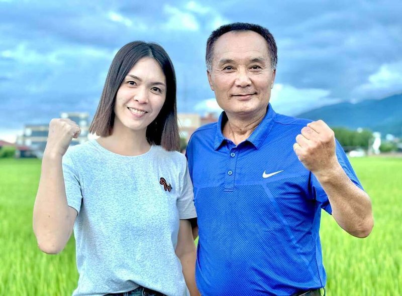 115年台東縣地方公職人員選舉有43名參選人為同額競選，其中關山鎮新福里長參選人黃德炘（右）和池上鄉錦園村長參選人黃明貞（左）為父女檔，如無意外，只需自己投自己1票即當選。（周福安提供）中央社記者盧太城傳真　115年9月26日