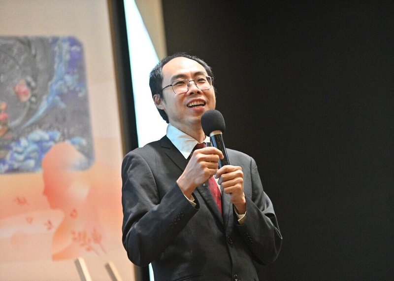 華梵大學26日發布新聞稿，佛教藝術系主任陳俊吉（圖）深入研究石窟壁畫，近期出版台灣第一本系統探討泥板壁畫結合膠彩技法的專書。（華梵大學提供）中央社記者陳至中台北傳真　115年9月26日