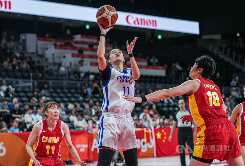 2026愛知名古屋亞運女子籃球銅牌戰26日火熱開打，台灣隊力拚獎牌，球員蕭豫玟（中）場上出手進攻，積極搶分。中央社記者鄭清元名古屋攝　115年9月26日