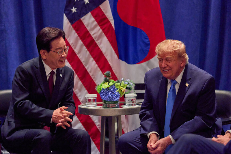 韓國總統李在明分別赴美國、墨西哥進行國是訪問，26日行程已接近尾聲，青瓦台簡報表示，這次李在明透過在美國的韓美峰會及韓澳峰會，強化國際對朝鮮半島政策的支持基礎。圖為李在明（左）與美國總統川普（右）於當地時間22日進行會談。（青瓦台提供）中央社記者楊啟芳首爾傳真 115年9月26日
