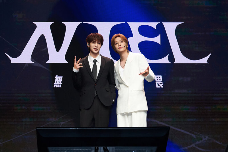 韓團TEEN TOP主唱NIEL（右）26日在台北舉行新歌記者會，找來台灣男團ARKis隊長Alex（左）一起表演，2人同台帶來新單曲「無畏」（FEARLESS）的全球首演。（FU Entertainment提供）中央社記者洪素津傳真　115年9月26日