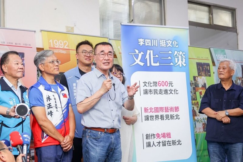 國民黨籍新北市長參選人李四川（前中）26日前往瑞芳區與育化民族舞蹈團交流，現場並提出「文化三策」政見。（李四川競選辦公室提供）中央社記者黃旭昇傳真　115年9月26日