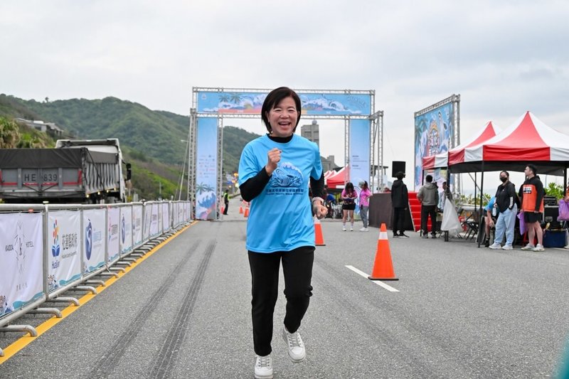 國民黨籍花蓮縣長參選人游淑貞說，參選後行程滿檔，難以有完整時間運動，因此她在行程中找尋運動時機，參加路跑活動就跑步運動，參加歌舞協會活動就唱跳活動等。（游淑貞競選團隊提供）中央社記者張祈傳真 115年9月26日