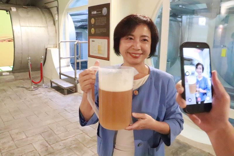 民進黨籍台中市長參選人何欣純（圖）拍攝短影音節目「欣食尚玩家」，應景介紹台中烏日啤酒廠，舉起超大杯啤酒，豪邁喊出「乎乾啦」。（飲酒過量有礙健康；酒後勿開車；未成年請勿飲酒）（何欣純提供）中央社記者趙麗妍傳真 115年9月26日