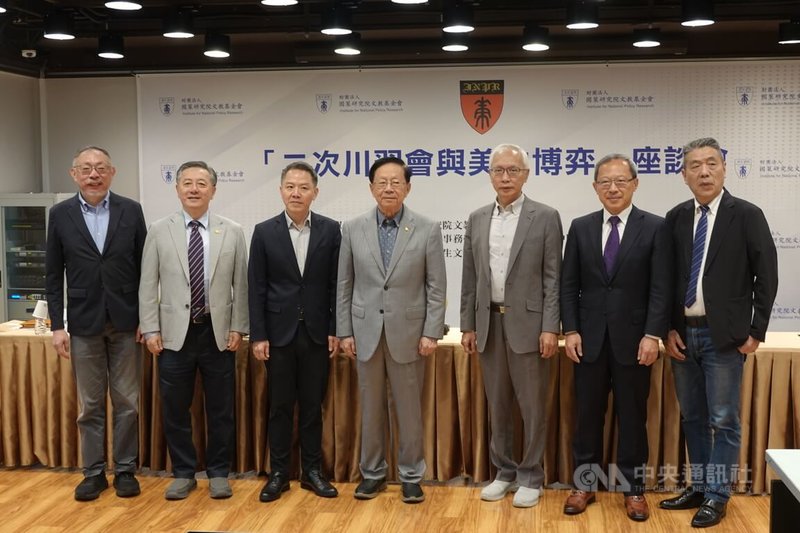 國策院26日舉辦「二次川習會與美中博弈」座談會，第2場次由國策院副院長郭育仁（左3）主持，邀請亞太和平研究基金會執行長董立文（右3）、國立台灣師範大學東亞學系教授范世平（左1）、國防安全研究院國防戰略與資源研究所所長蘇紫雲（右1）、前美國國防部官員胡振東（左2）、匯理國際政策諮詢集團董事長譚耀南（右2）等人解析「川習會後影響」。中央社記者賴于榛攝　115年9月26日