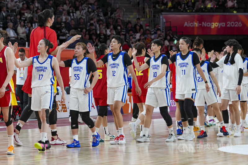 2026愛知名古屋亞運女子籃球銅牌戰26日登場，台灣隊（白衣）終場以64比77不敵中國隊（紅衣）、名列第4，賽後雙方球員互相擊掌致意。中央社記者鄭清元名古屋攝　115年9月26日