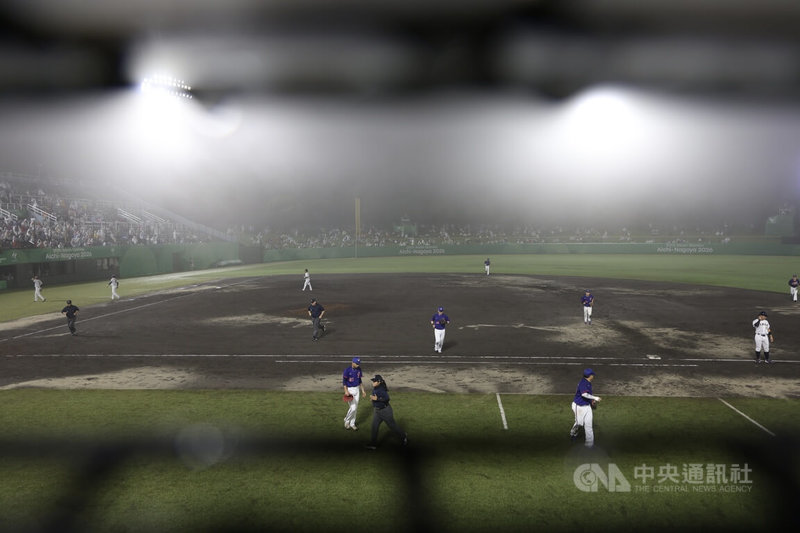 2026愛知名古屋亞運棒球超級循環賽26日晚間在岡崎中央綜合公園棒球場舉行，不過賽前就已受到天氣影響延誤開打，比賽中除有雨勢，同時也伴隨大量霧氣。中央社記者翁睿坤名古屋攝　115年9月26日