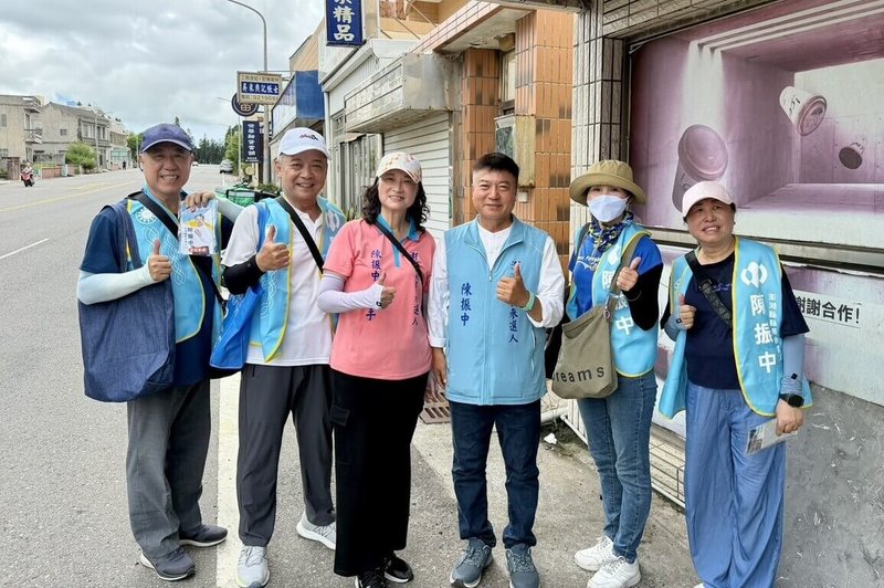 國民黨澎湖縣長參選人陳振中（右3）分享，多次參與基層選舉，一路挨家挨戶的拜訪，讓「走路」成為自己的運動習慣。（陳振中競選團隊提供）中央社記者張祈傳真 115年9月26日