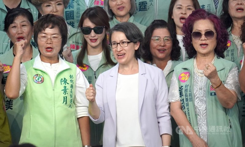 副總統蕭美琴（前中）26日走訪民主進步黨彰化縣長參選人陳素月（前左）競選總部，參加「姊妹暨新住民挺素月後援會」茶會活動時表示，「不能光靠外國關心支持」，有很多工作要做，自己要守護最珍惜的民主。中央社記者吳哲豪攝　115年9月26日