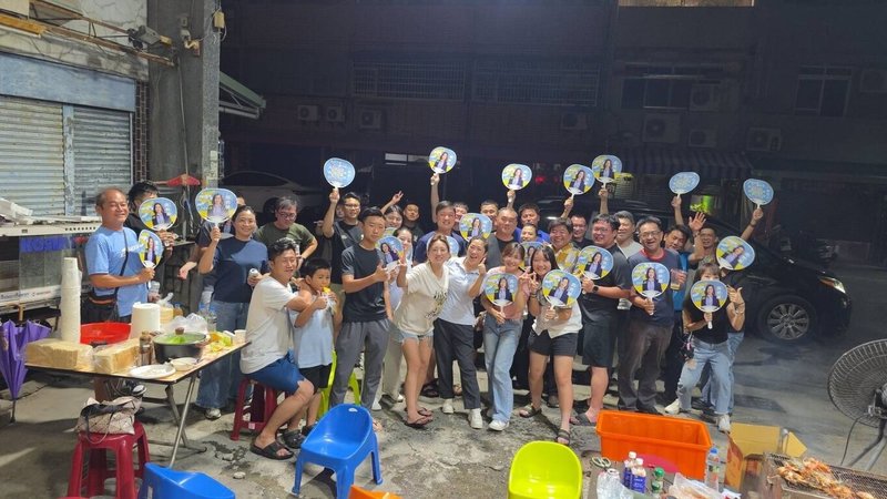 中秋暨教師節連假開跑，國民黨台東縣長參選人吳秀華（前右3）近日掃街拜票時遇上民眾烤肉，贈送的扇子也變成了「生火神器」，廣受歡迎。（吳秀華服務處提供）中央社記者盧太城傳真　115年9月26日