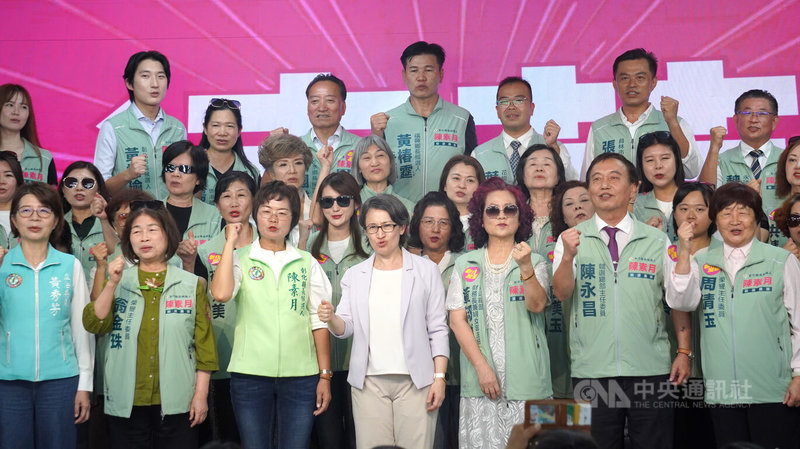 副總統蕭美琴（前排右4）26日中午在民進黨彰化縣長參選人陳素月（前排左3）競選總部，參加「姊妹暨新住民挺素月後援會」成立茶會，蕭美琴指出，彰化縣是女力發揮能量典範。中央社記者吳哲豪攝 115年9月26日