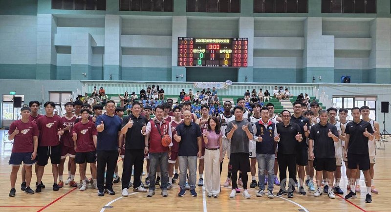 TPBL桃園台啤永豐雲豹隊與輔仁大學籃球隊26日赴澎湖參與2026菊島新世代籃球交流賽，吸引當地國中小籃球隊與民眾進場觀賞精彩賽事，與會來賓賽前合影留念。中央社　115年9月26日