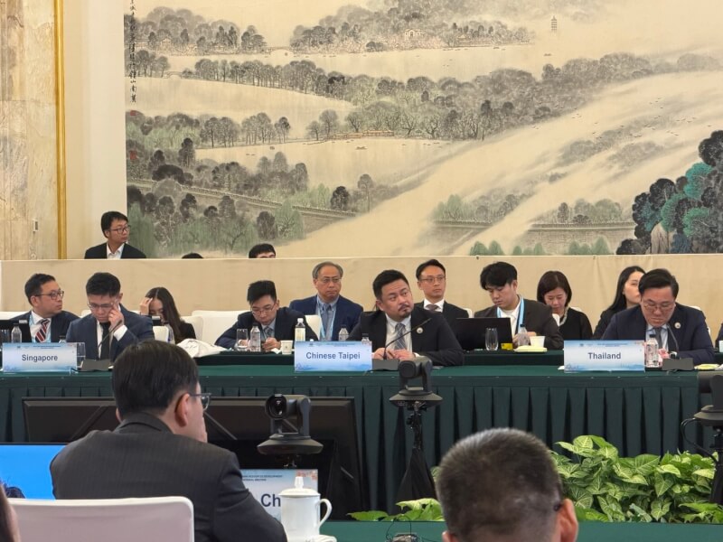 勞動部長洪申翰（中右）21日在中國南京出席第8屆亞太經濟合作會議（APEC）人力資源發展部長會議（HRDMM），他表示，本次在跨經濟體的交流互動中，提高了未來進一步合作的機會。（勞動部提供）中央社記者張雄風傳真　115年9月21日