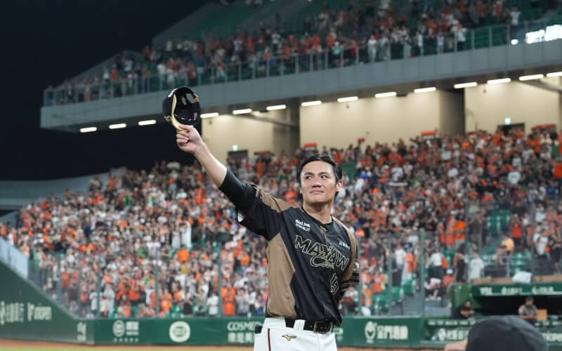 中華職棒統一7-ELEVEn獅隊球星陳鏞基（圖）今年球季結束即將引退，獅隊20日賽後在台南亞太棒球場為他舉辦引退儀式，陳鏞基向球迷揮手致意。（統一獅隊提供）中央社記者蘇志畬傳真　115年9月20日