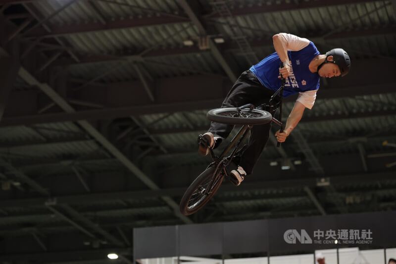 2026愛知名古屋亞運BMX自由式項目26日於愛知縣國際展示場舉行，台灣選手鄭喬鴻（圖）騰空展現高難度姿勢及技術。中央社記者翁睿坤名古屋攝 115年9月26日