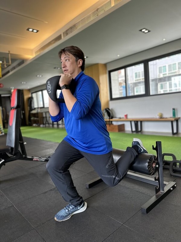 無黨籍花蓮縣長魏嘉賢長期固定運動習慣，因選舉期間行程較多，調整以重訓為主要運動。（魏嘉賢提供）中央社記者張祈傳真 115年9月26日