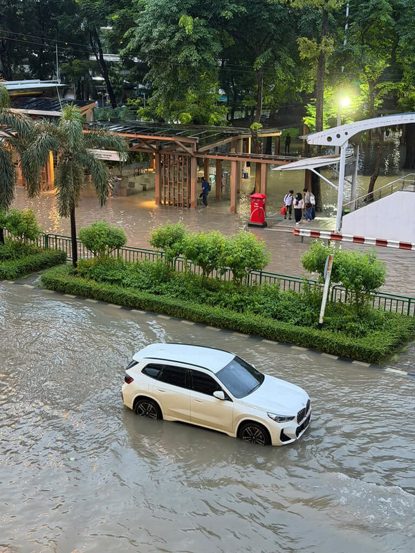泰國曼谷持續豪雨,多處道路嚴重積水,有轎車涉水而行,積水已淹至半個車輪。(民眾提供)中央社記者李宗憲曼谷傳真 115年9月26日