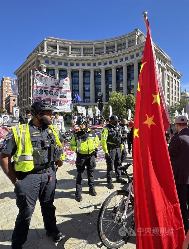 華府警方增派員警，以自行車隔開抗議與歡迎人馬。中央社記者廖漢原華盛頓攝　115年9月26日