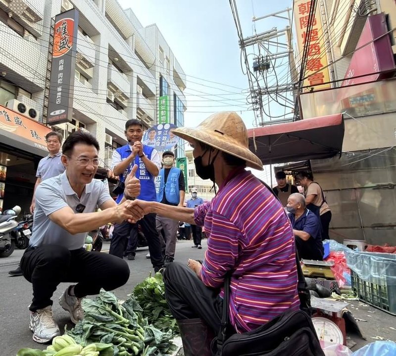 中秋連假第2天，國民黨籍台中市長參選人江啟臣（前左）26日赴大甲第2公有零售市場掃街，蹲下身和攤商握手致意。（江啟臣提供）中央社記者趙麗妍傳真　115年9月26日