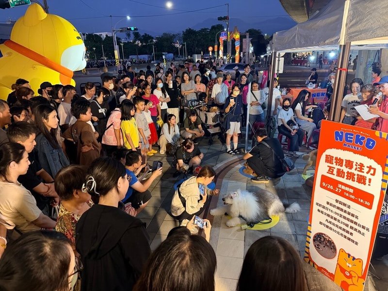 屏東縣政府在中秋連假推出系列活動，於萬倉街舉辦的NEKO MARKET市集集結逾百攤特色攤位，同時延續寵物主題，吸引滿滿人潮前往。（屏東縣政府提供）中央社記者李卉婷傳真　115年9月27日