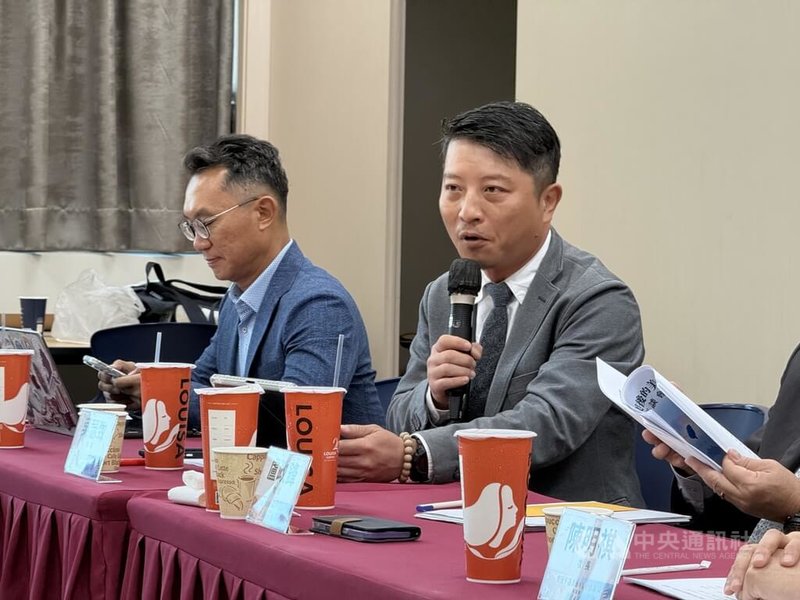 台北海洋科技大學通識教育中心助理教授吳瑟致（右2）出席中華亞太菁英交流協會27日在台北舉辦的「習近平訪美後的美中台新局」座談會。中央社記者廖文綺攝　115年9月27日