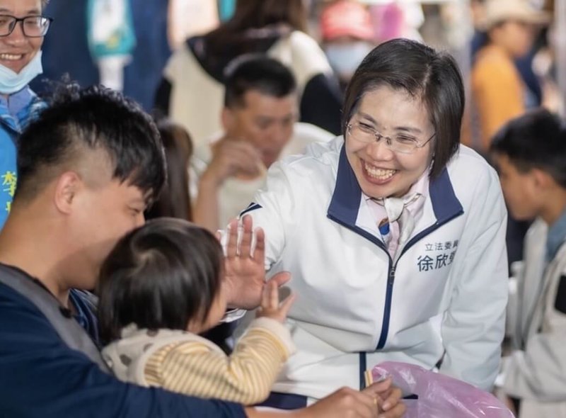 國民黨新竹縣長參選人徐欣瑩（前右）27日推出第3波「2030新竹女力」政見，提出強化夜間、假日臨時托育、增加2歲專班，並規畫新竹縣育兒資源App，盼補足雙薪家庭育兒需求。（徐欣瑩競選團隊提供）中央社記者魯鋼駿傳真　115年9月27日
