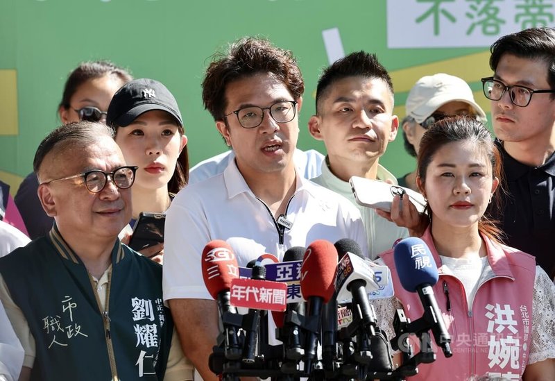 民進黨台北市長參選人沈伯洋（前中）27日在台北出席記者會時受訪表示，選戰只需關心現任市長蔣萬安的市政及能力，針對人家的過去、家人、身世，都不該是選戰主軸。中央社記者張皓安攝　115年9月27日