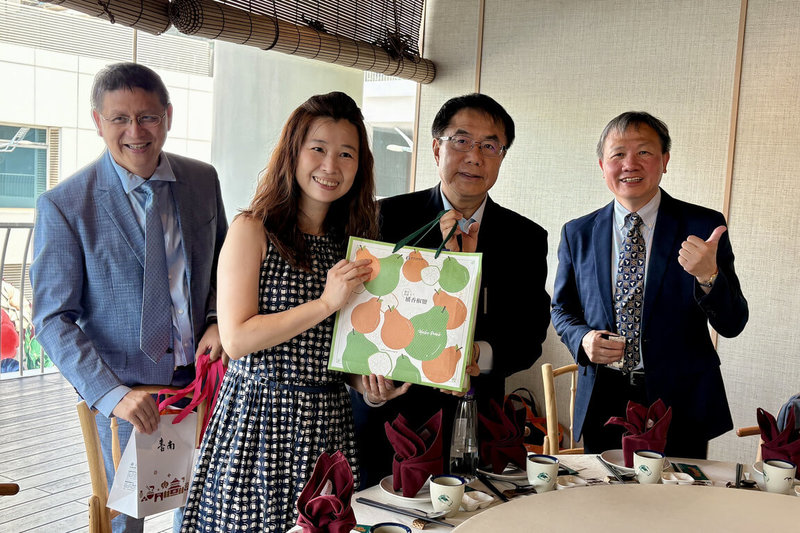 台南市長黃偉哲（右2）近日率市府團隊前往新加坡拓銷農產，並舉辦「台南—新加坡觀光及招商交流會」，向當地業者代表介紹台南特色。（台南市政府提供）中央社記者楊思瑞傳真　115年9月27日