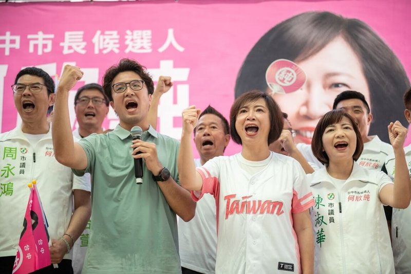 民進黨台北市長參選人沈伯洋（前左2）27日為同黨台中市長參選人何欣純（前右2）站台時力讚她「為國為民」，並提及已逝母親對何欣純的支持，懇託鄉親代替母親支持投票。（何欣純辦公室提供）中央社記者蘇木春傳真　115年9月27日