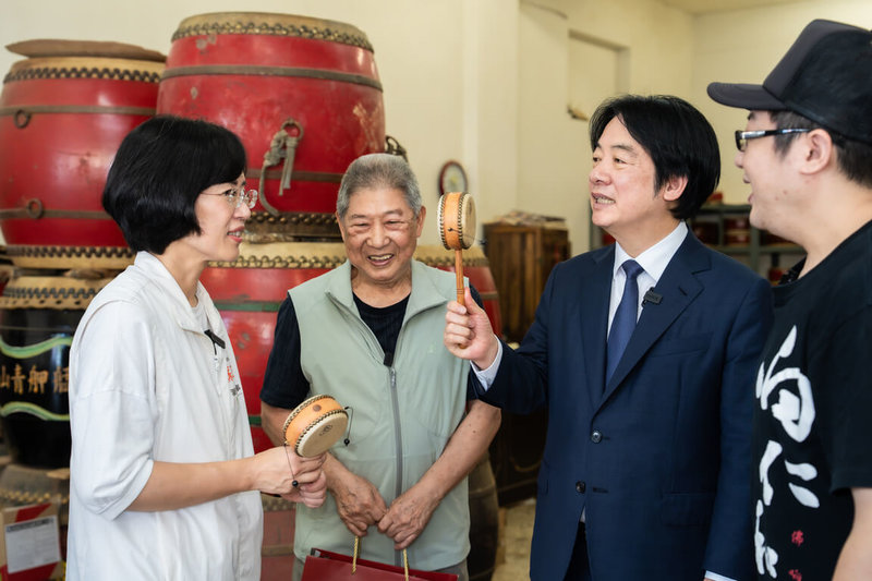 身兼民進黨主席的總統賴清德（右2）日前由民進黨新北市長參選人蘇巧慧（左）陪同參訪新莊「响仁和鼓藝工坊」，肯定製鼓師王錫坤（左2）及其子王藤（右）保存傳統技藝的努力，並表示「這就是台灣很珍貴的匠人精神」。（蘇巧慧競總提供）中央社記者王鴻國傳真　115年9月27日