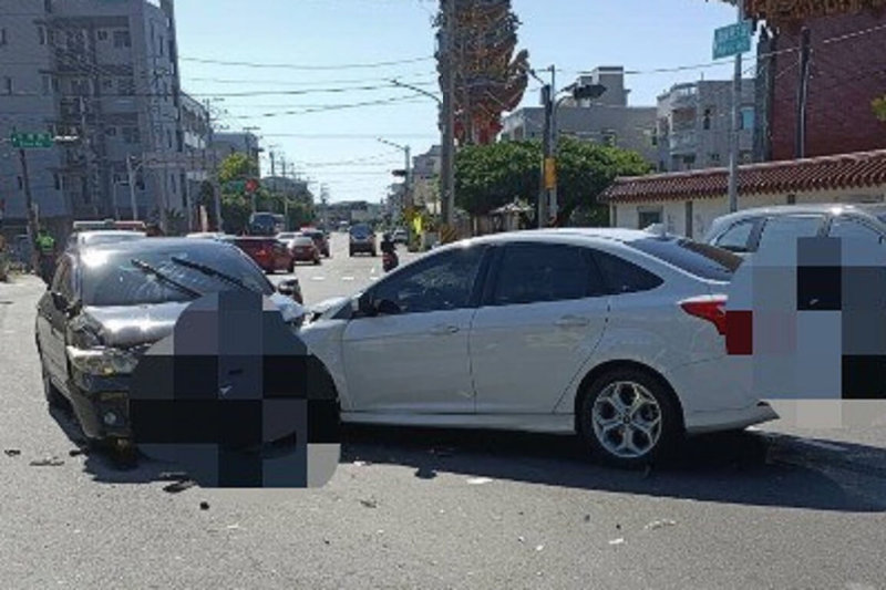 台南市佳里區市道176線27日發生2輛自小客車不明原因對撞事故，共造成5人包含2童送醫，所幸送醫時皆意識清醒。（讀者提供）中央社記者楊思瑞傳真　115年9月27日