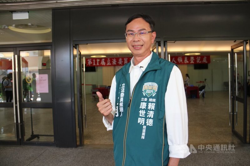 2024年曾代表民進黨參選苗栗海線立委的前竹南鎮長康世明，抗癌近2年後於27日不敵病魔逝世。消息傳出，地方人士震驚不捨。圖為康世明2023年登記參選立委時留影。中央社記者管瑞平攝　115年9月27日