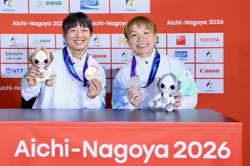台灣女子克拉術好手李宛庭（右）27日拿下2026愛知名古屋亞運銀牌，最想獻給在天上的媽媽；小將王品淳（左）則是首度挑戰亞運就摘銅。（代表團提供）中央社記者黎建忠愛知傳真　115年9月27日