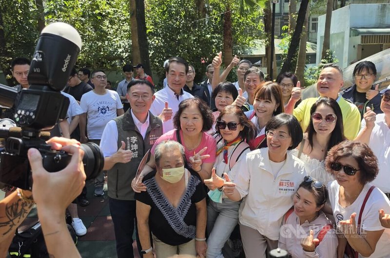 民進黨新北市長參選人蘇巧慧（前右3）27日出席和民進黨新北市議員彭佳芸（中間右2）的三重聯合競選總部成立大會，民進黨立委李坤城（前左）及支持民眾出席活動並合影。中央社記者王鴻國攝　115年9月27日