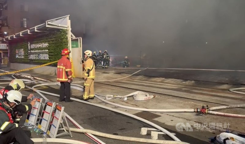 台北市大安區樂業街附近都更工地發生大火，警消初步研判起火點位於工地地下室，火勢在27日清晨控制，無人傷亡，因工地未設防火措施，建管處依建築法開罰並要求勒令停工。（翻攝畫面）中央社記者劉建邦傳真　115年9月27日