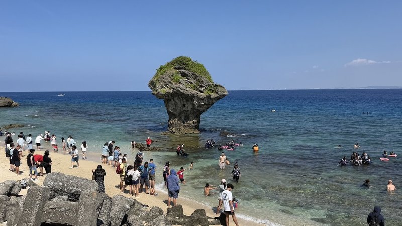中秋暨教師節4天連假登場，天氣晴朗適合出遊。屏東小琉球知名景點花瓶岩即使在正中午時刻，仍陸續湧入踏浪旅客，觀光人潮多。（民眾提供）中央社記者李卉婷傳真　115年9月27日