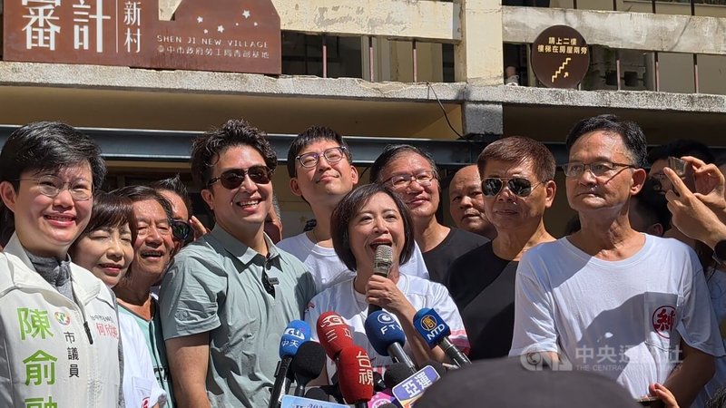 民進黨台北市長參選人沈伯洋（前右3）27日赴台中合體同黨台中市長參選人何欣純（前右2），走訪西區審計新村探討綠覆率與跨城合作，周邊擠進滿滿人潮。中央社記者蘇木春攝　115年9月27日