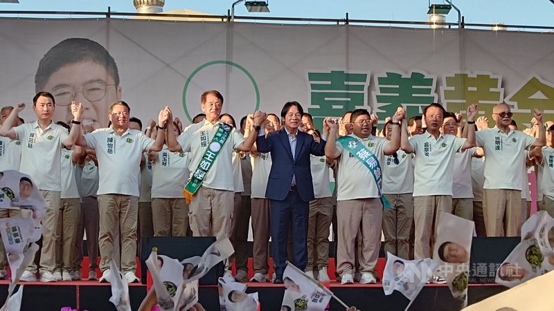 民進黨嘉義縣長參選人蔡易餘（前右3）27日與朴子市長參選人王如經（前左3）舉行聯合競選總部成立大會，身兼民進黨主席的總統賴清德（前中）、嘉義縣長翁章梁（前右2）、民進黨立委陳冠廷（前左）等出席力挺。中央社記者蔡智明攝　115年9月27日