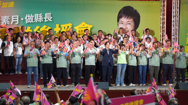 身兼民進黨主席的總統賴清德（前左6）27日南下到彰化鹿港，參加民進黨籍彰化縣長參選人陳素月（前右6）的「挺素月農業後援會成立大會」，眾人同台攜手呼籲鄉親朋友全力支持。中央社記者吳哲豪攝　115年9月27日