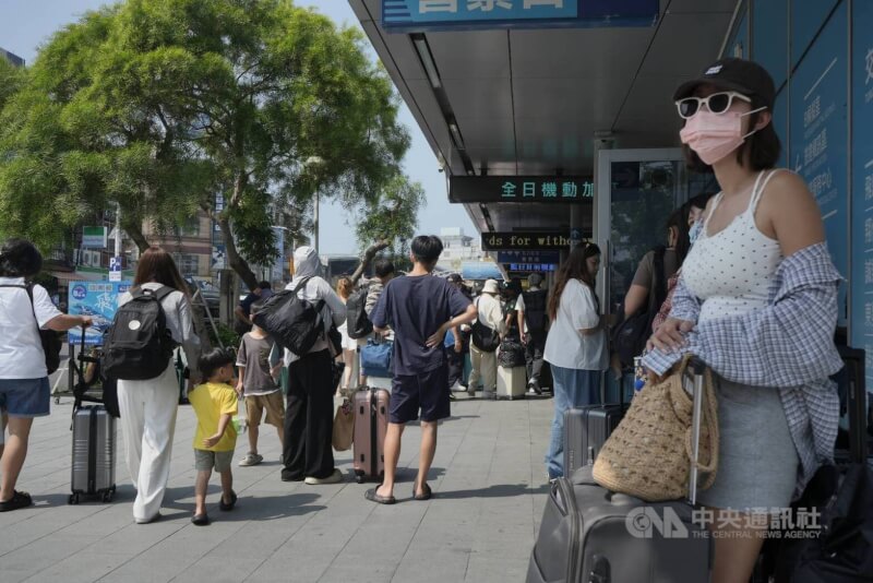 圖為趁著中秋教師節連假好天氣，在東港碼頭準備前往小琉球遊客。（中央社檔案照片）