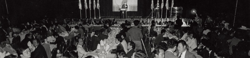 1986年11月10日民進黨於北市環亞大飯店舉行「第一次全國黨員代表大會」，會中通過黨綱、黨章及紀律仲裁辦法等案，並選出民進黨第一屆黨主席。（圖取自民進黨官方網頁dpp.org.tw）