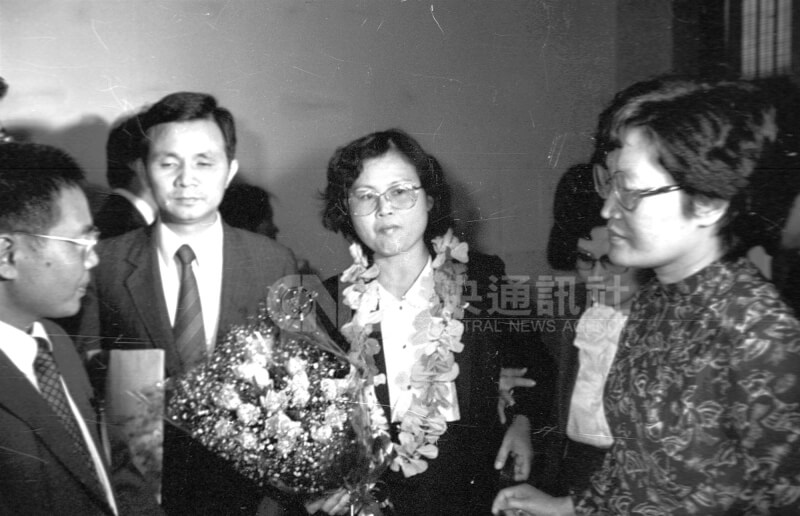 1983年林義雄的夫人方素敏(左3)返台抵達機場。(中央社檔案照片)