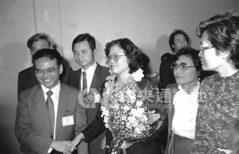 1983年林義雄的夫人方素敏(右3)返抵桃園中正機場,國大代表黃天福(左1)、國大代表周清玉(右1)、許榮淑(右2)等人前往迎接。(中央社檔案照片)