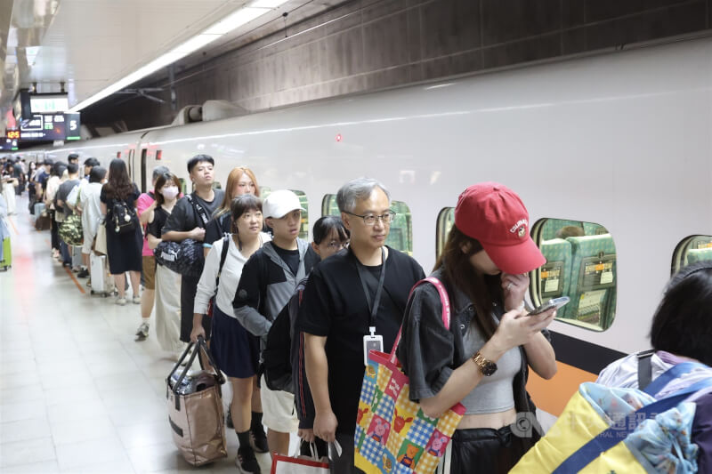 圖為25日板橋車站高鐵月台等候南下列車人潮。（中央社檔案照片）