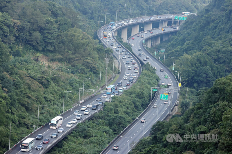 圖為國道5號北向往坪林段湧現北返車潮，與南向車道形成對比。中央社記者郭日曉攝　115年9月27日