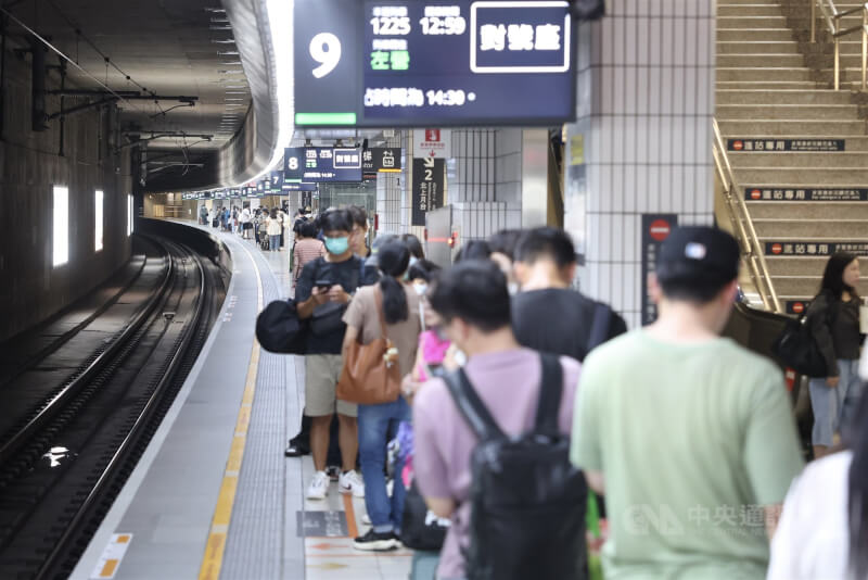 民眾在高鐵板橋站月台依序排隊等候上車。（中央社檔案照片）
