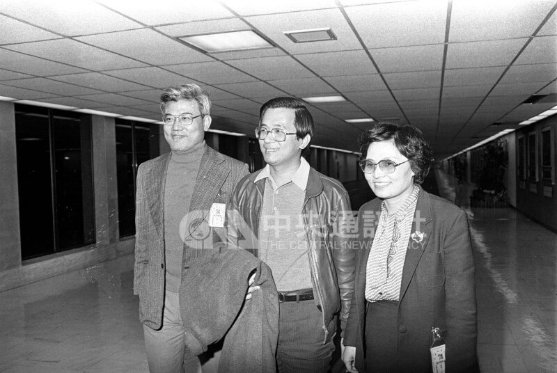 1985年時任台北市北市議員陳水扁赴美回國,尤清(左)與許榮淑(右)至機場接機。(中央社檔案照片)