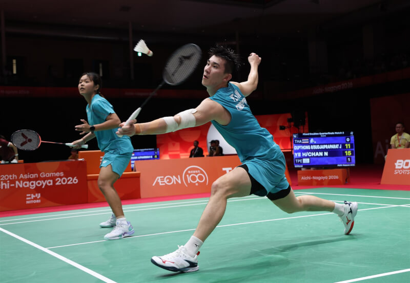 葉宏蔚(前)、詹又蓁(後)防守到位輪轉也快,27日8強比賽後段逐漸拉開差距,順利直落2過關。(代表團提供)
