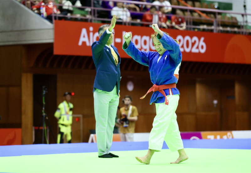 李宛庭（前）27日在克拉術女子57公斤級8強賽勝出。（代表團提供）
