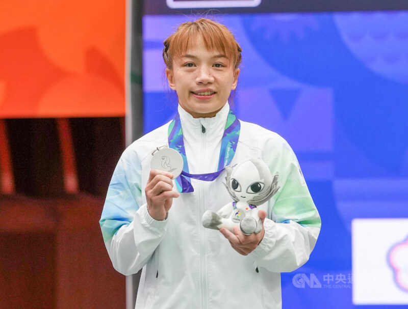 台灣克拉術女將李宛庭（圖）27日在2026愛知名古屋亞運女子57公斤級一路挺進金牌戰，可惜最終不敵對手摘下銀牌，她在頒獎典禮上開心持獎牌留影。中央社記者鄭清元名古屋攝　115年9月27日